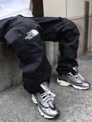 New Balance 1000 Silver Metallic M1000SM on-feet gecombineerd met techwear pants voor een futuristische urban look

