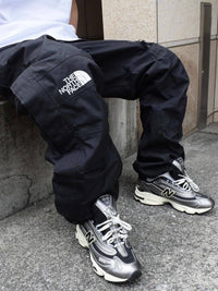 New Balance 1000 Silver Metallic M1000SM on-feet gecombineerd met techwear pants voor een futuristische urban look

