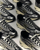 Close-up van de New Balance 1000 Silver Metallic M1000SM met layered metallic design, ademende mesh en reflecterende structuur

