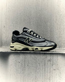 New Balance 1000 Silver Metallic M1000SM in hand met glimmende overlays, technische panelen en futuristisch silhouet

