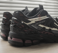 1906A New Balance 1906A Black Pink – model draagt true-to-size vintage running sneaker in urban streetwear styling