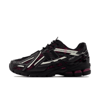 1906A New Balance 1906A Black Pink – vooraanzicht heritage runner met zwarte mesh en opvallende pink suède overlays