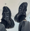 In-hand view van de New Balance 1906A Black. De triple black uitvoering maakt deze sneaker ideaal voor een strakke, tijdloze look – geliefd bij techwear en minimalistische stijlen.

