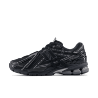 Zijaanzicht van de New Balance 1906A in volledig zwarte colorway. De tonale uitvoering in mesh en synthetische overlays zorgt voor een minimalistische en krachtige uitstraling.

