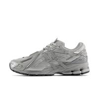 Zijaanzicht van de New Balance 1906A in Concrete en Silver Metallic. Het grijs met zilveren bovenwerk straalt technische precisie uit met een clean, futuristisch karakter.

