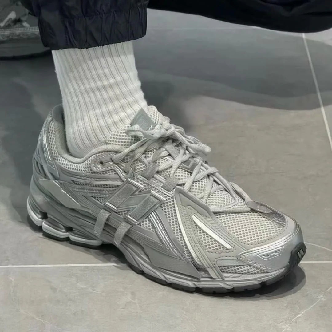 Onderkant van de New Balance 1906A in Concrete Silver Metallic met dempende N-ERGY zool. Het zilvergrijze loopvlak zorgt voor grip, ondersteuning en een strakke monochrome afwerking.

