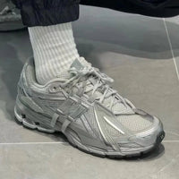 Onderkant van de New Balance 1906A in Concrete Silver Metallic met dempende N-ERGY zool. Het zilvergrijze loopvlak zorgt voor grip, ondersteuning en een strakke monochrome afwerking.

