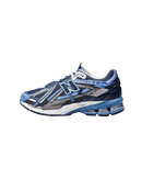 Zijaanzicht van de New Balance 1906A in Deep Blue. De diepe, koningsblauwe kleur in combinatie met zwarte accenten geeft deze sneaker een krachtige en sportieve uitstraling.

