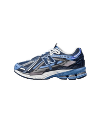 Zijaanzicht van de New Balance 1906A in Deep Blue. De diepe, koningsblauwe kleur in combinatie met zwarte accenten geeft deze sneaker een krachtige en sportieve uitstraling.

