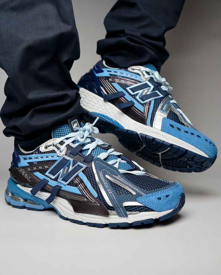 Onderkant van de New Balance 1906A Deep Blue met dempende zool en performance-profiel. De zoolconstructie ondersteunt actief gebruik én voegt visuele balans toe aan het blauwe bovenwerk.

