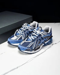 In-hand view van de New Balance 1906A in Deep Blue. Deze krachtige colorway brengt retro-runner vibes met een moderne edge, ideaal voor dagelijks gebruik en opvallende styling.

