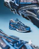 Close-up van het ademende mesh bovenwerk van de 1906A Deep Blue. De uitgesproken blauwe tint wordt versterkt door contrasterende zwarte overlays en technische details.

