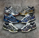 In-hand view van de New Balance 1906A in Eggplant. Een uitgesproken paarse colorway met sportieve uitstraling en lifestyle-ready afwerking.

