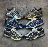 In-hand view van de New Balance 1906A in Eggplant. Een uitgesproken paarse colorway met sportieve uitstraling en lifestyle-ready afwerking.

