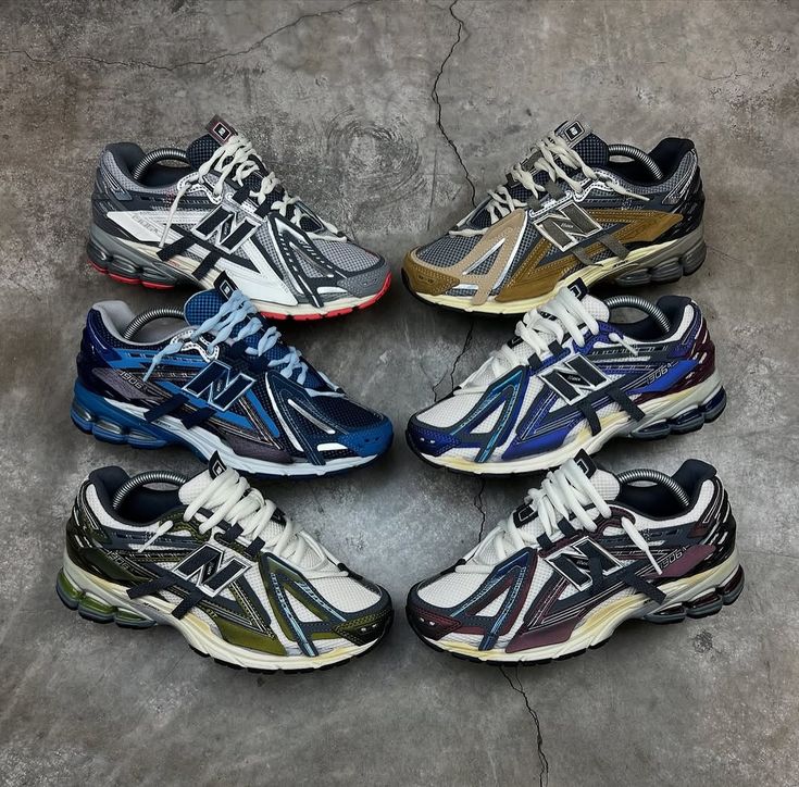 In-hand view van de New Balance 1906A in Eggplant. Een uitgesproken paarse colorway met sportieve uitstraling en lifestyle-ready afwerking.

