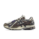 Zijaanzicht van de New Balance 1906A in Eggplant kleurstelling. De diepe paarse tinten en het technische design zorgen voor een krachtige mix van performance en visuele impact.

