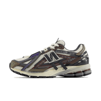 Zijaanzicht van de New Balance 1906A in Eggplant kleurstelling. De diepe paarse tinten en het technische design zorgen voor een krachtige mix van performance en visuele impact.

