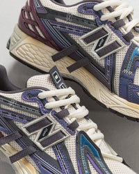 Onderzijde van de New Balance 1906A Eggplant met N-ERGY demping en stevig profiel. Deze zoolconstructie biedt stabiliteit en comfort met een opvallend kleurcontrast.

