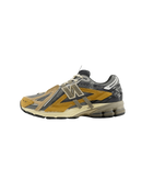 Zijaanzicht van de New Balance 1906A in de kleurstelling Great Plains. De combinatie van aardetinten, off-white mesh en subtiele contrasten geeft deze sneaker een rustige, natuurlijke uitstraling.

