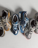 In-hand view van de New Balance 1906A Great Plains. De aardse kleuren en verfijnde materialen maken dit een stijlvolle release voor liefhebbers van subtiele, outdoor-geïnspireerde sneakers.

