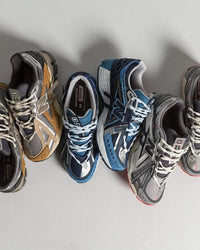 In-hand view van de New Balance 1906A Great Plains. De aardse kleuren en verfijnde materialen maken dit een stijlvolle release voor liefhebbers van subtiele, outdoor-geïnspireerde sneakers.

