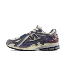 Zijaanzicht van de New Balance 1906A in Inkwell en Sea Salt kleurstelling. De diepe navy tinten in combinatie met off-white accenten geven deze sneaker een stijlvolle en gebalanceerde uitstraling.

