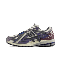 Zijaanzicht van de New Balance 1906A in Inkwell en Sea Salt kleurstelling. De diepe navy tinten in combinatie met off-white accenten geven deze sneaker een stijlvolle en gebalanceerde uitstraling.

