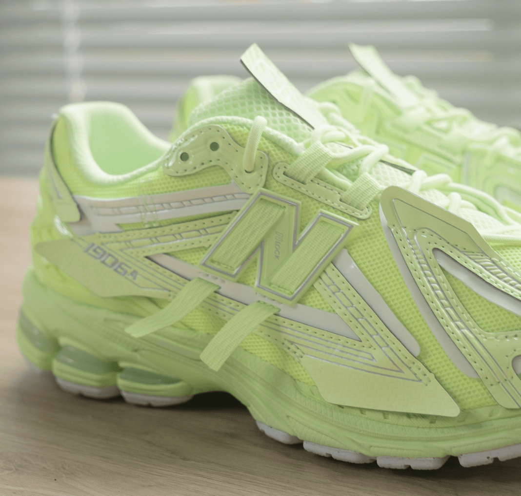 1906A New Balance 1906A Neon Green Mint Flash – detail hieltab met NB-logo en stylecode 1906A in neon green/mint flash colorway