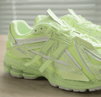 1906A New Balance 1906A Neon Green Mint Flash – detail hieltab met NB-logo en stylecode 1906A in neon green/mint flash colorway