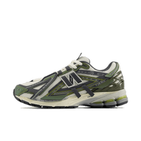 New Balance 1906A Olive Juice Sea Salt (U1906ANC) Zijaanzicht van de New Balance 1906A in Olive Juice en Sea Salt. De natuurlijke tinten en functionele look maken dit tot een veelzijdige lifestyle sneaker met outdoor appeal.

