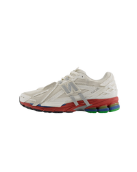 Zijaanzicht van de New Balance 1906A in Sea Salt en Astro Dust. De zachte off-white basis met roze accenten geeft deze sneaker een uitgebalanceerde mix van retro en moderne invloeden.

