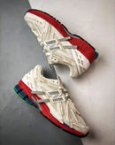 In-hand view van de New Balance 1906A in Sea Salt en Astro Dust. Een subtiele, maar opvallende sneaker die ideaal is voor wie houdt van minimalistische kleurcombinaties met een twist.

