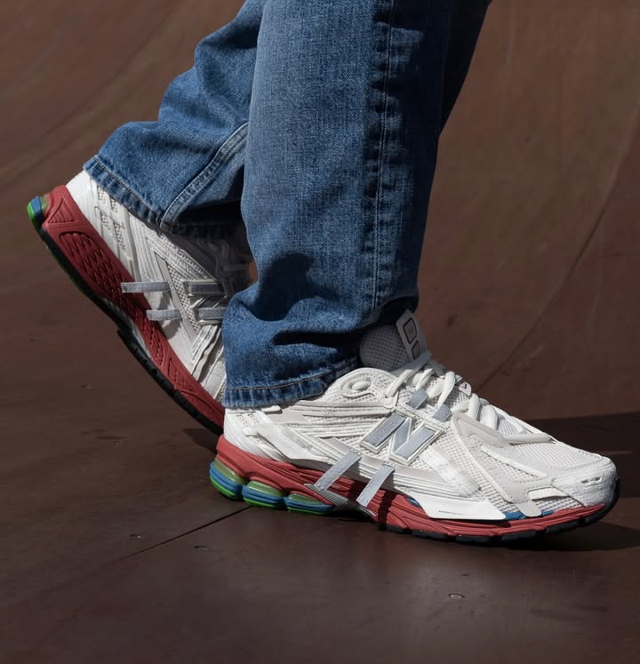 Onderzijde van de New Balance 1906A Sea Salt Astro Dust met stevige gripstructuur en N-ERGY demping. De lichte zool past perfect bij de cleane bovenkant van het model.

