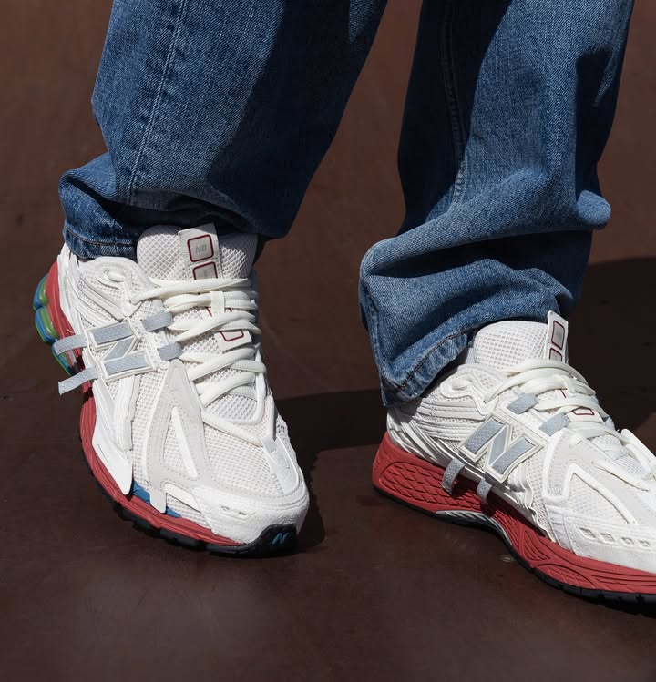 Close-up van het ademende mesh bovenwerk van de 1906A Sea Salt Astro Dust. De Astro Dust overlays zorgen voor een uniek kleurcontrast dat opvalt zonder te overdrijven.

