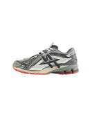 New Balance 1906A Slate Grey Drift Red Zijaanzicht van de New Balance 1906A in Slate Grey en Drift Red. De combinatie van koelgrijze basistonen en vurige rode accenten zorgt voor een krachtige, technische look met impact.

