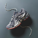 New Balance 1906A Slate Grey Drift Red Close-up van het mesh en synthetische bovenwerk van de 1906A Slate Grey Drift Red. De roodgrijze kleurcombinatie geeft het silhouet een sportieve, energieke uitstraling.

