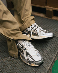 Onderzijde van de New Balance 1906A Tech Explosion met robuuste zool en N-ERGY demping. De felle kleuraccenten in het profiel versterken het futuristische karakter van het model.

