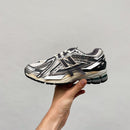 Close-up van het bovenwerk van de 1906A Tech Explosion. Neongele en zwarte panelen, gecombineerd met ademend mesh, zorgen voor een energiek en high-tech silhouet.

