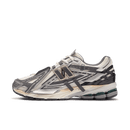 Zijaanzicht van de New Balance 1906A Tech Explosion met contrasterende neon-accenten. De opvallende colorway combineert technische esthetiek met streetwear flair en performance details.

