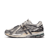 Zijaanzicht van de New Balance 1906A Tech Explosion met contrasterende neon-accenten. De opvallende colorway combineert technische esthetiek met streetwear flair en performance details.

