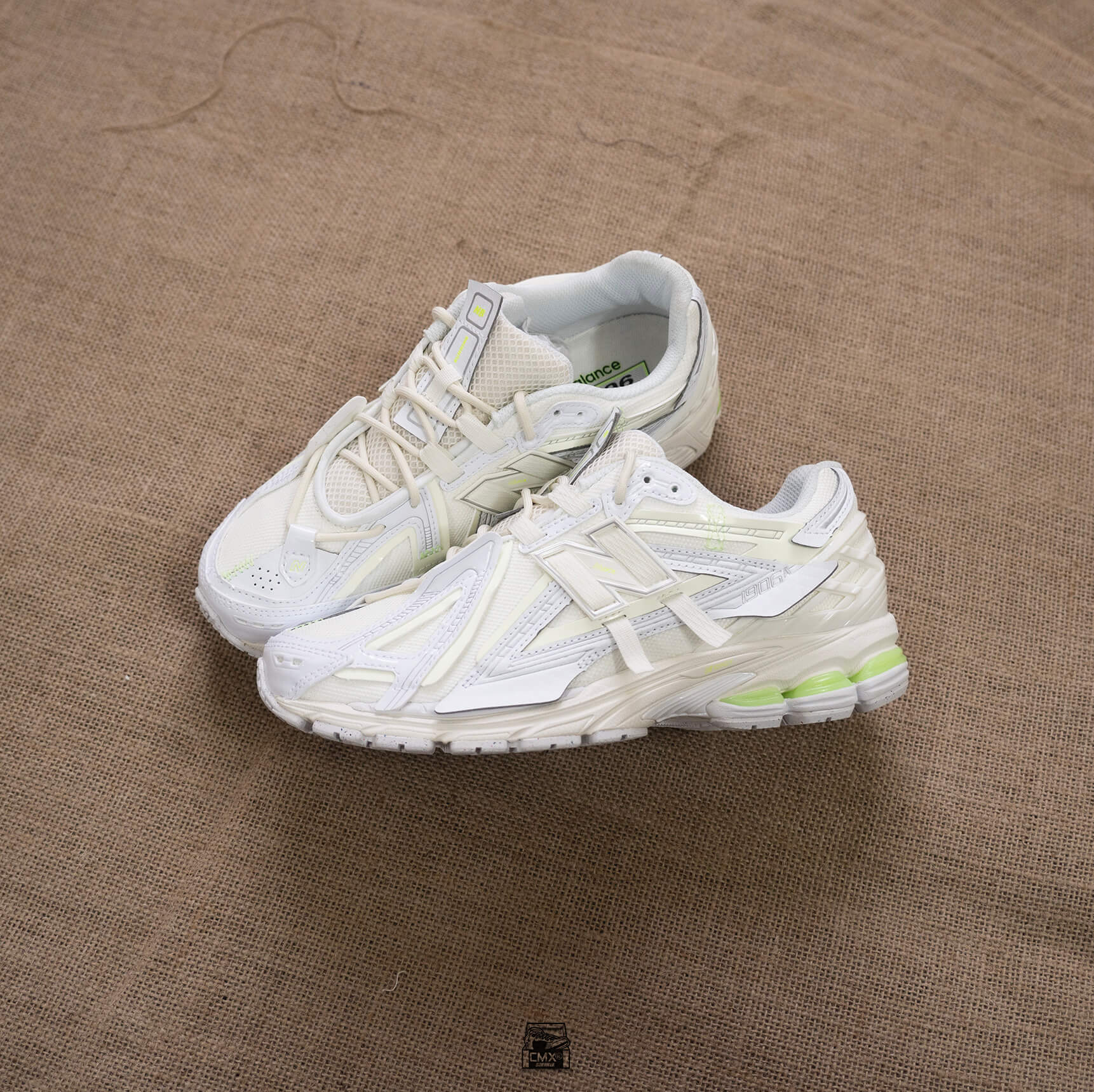 1906A New Balance 1906A White Green – detail hieltab en tonglabel met New Balance-branding