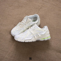 1906A New Balance 1906A White Green – detail hieltab en tonglabel met New Balance-branding