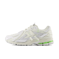 1906A New Balance 1906A White Green – vooraanzicht sneaker in White/Green met Abzorb-demping en suède overlays
