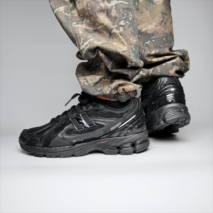 New Balance 1906D Black Leather met originele doos, zwarte veters en lederen upper in detail

