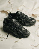New Balance 1906D Protection Pack Black Leather on-feet gestyled met zwarte pants en minimalistische fit


