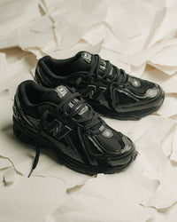 New Balance 1906D Protection Pack Black Leather on-feet gestyled met zwarte pants en minimalistische fit

