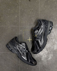 Bovenaanzicht van de New Balance 1906D Black Leather met ruwe leren afwerking en matte zoolconstructie

