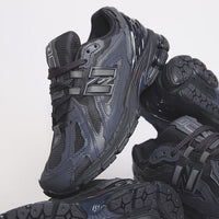 New Balance 1906D Eclipse met originele doos, extra veters en matte zwarte details van het Protection Pack


