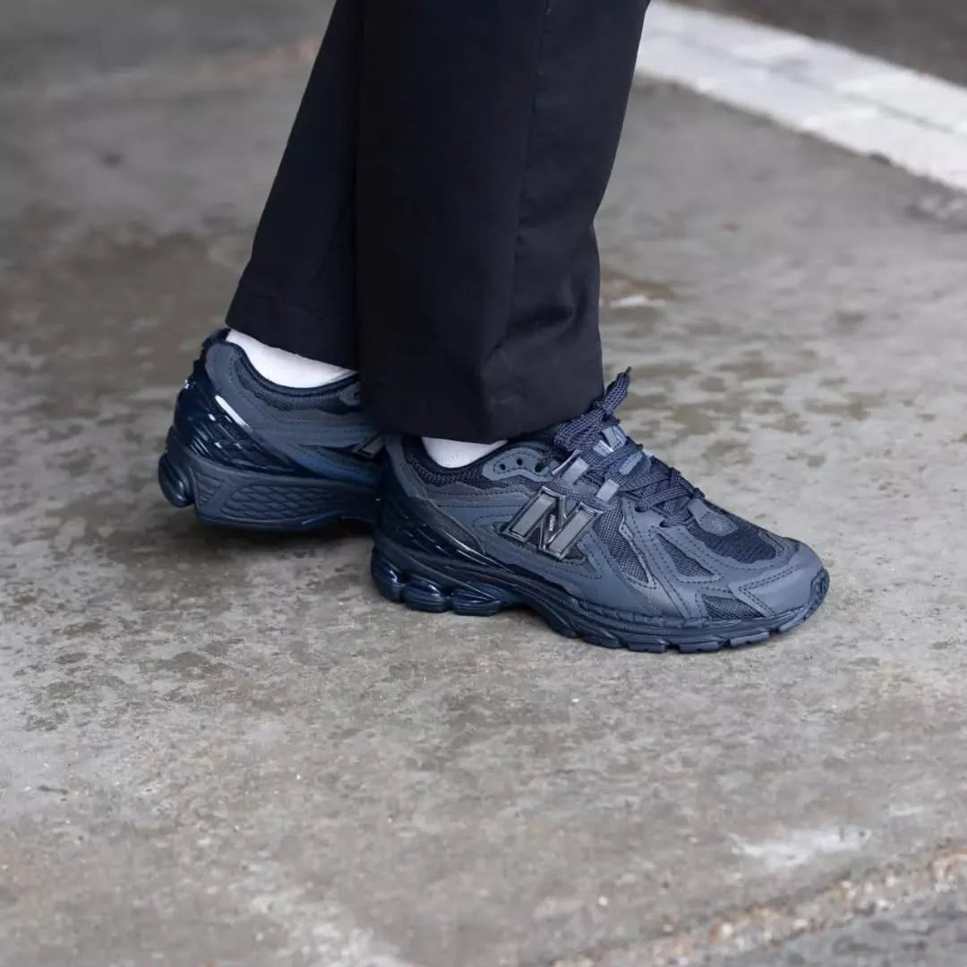 New Balance 1906D Protection Pack Eclipse on-feet gecombineerd met donkere cargobroek voor een rauwe streetwear look

