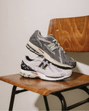 New Balance 1906D Protection Pack Reflection on-feet gestyled met een wijde cargobroek en licht urban kleurgebruik

